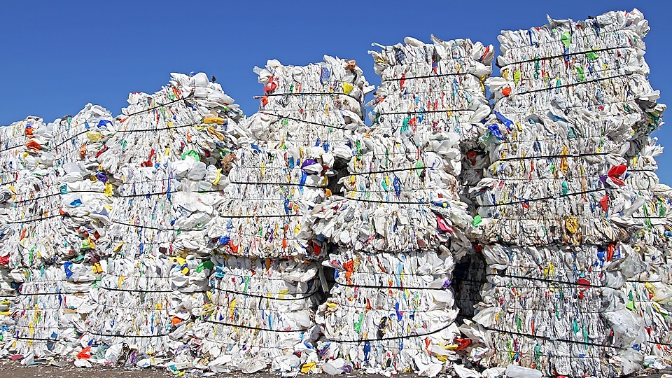 Stapels plastic zakken in een afvalverwerkingsbedrijf