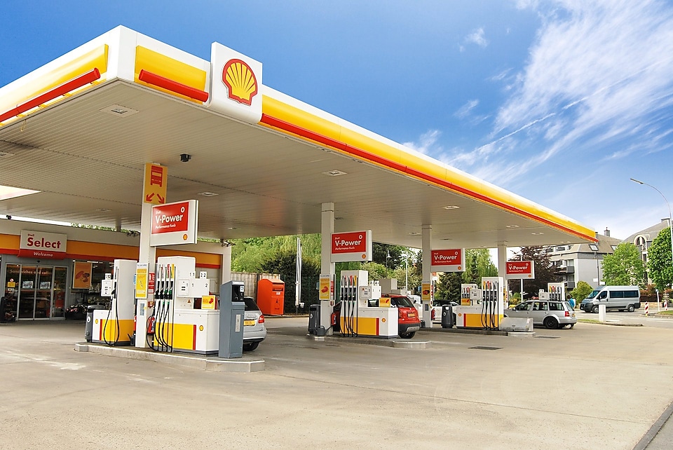 Shell station met blauwe luch