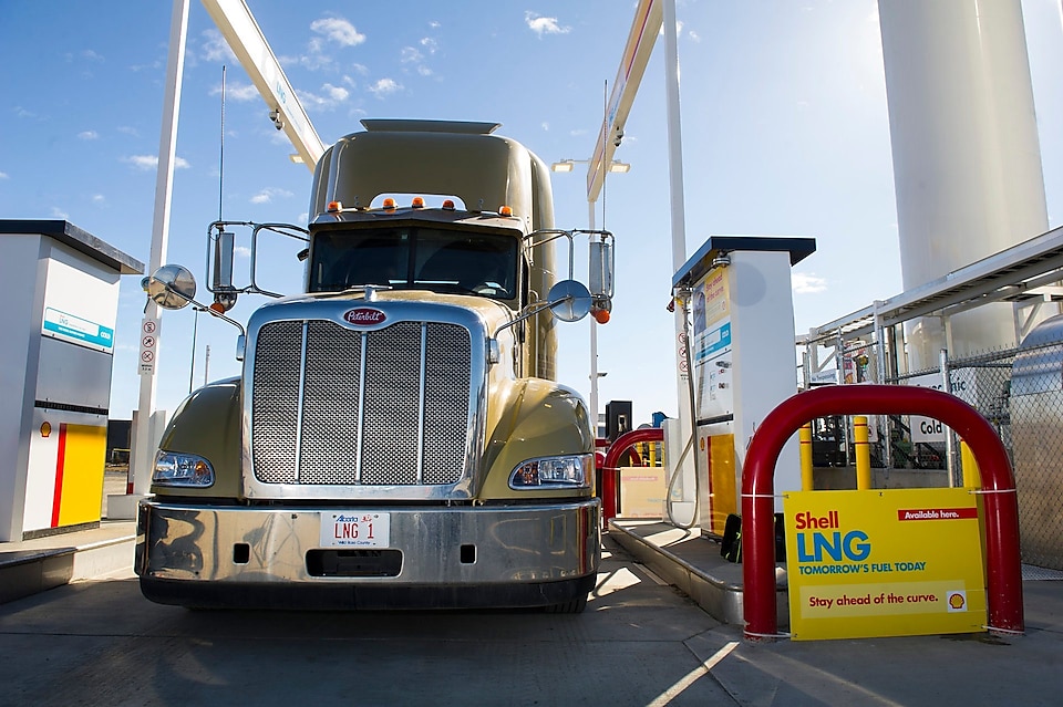 Een vrachtwagen die gaat tanken bij een LNG-tankstation van Shell