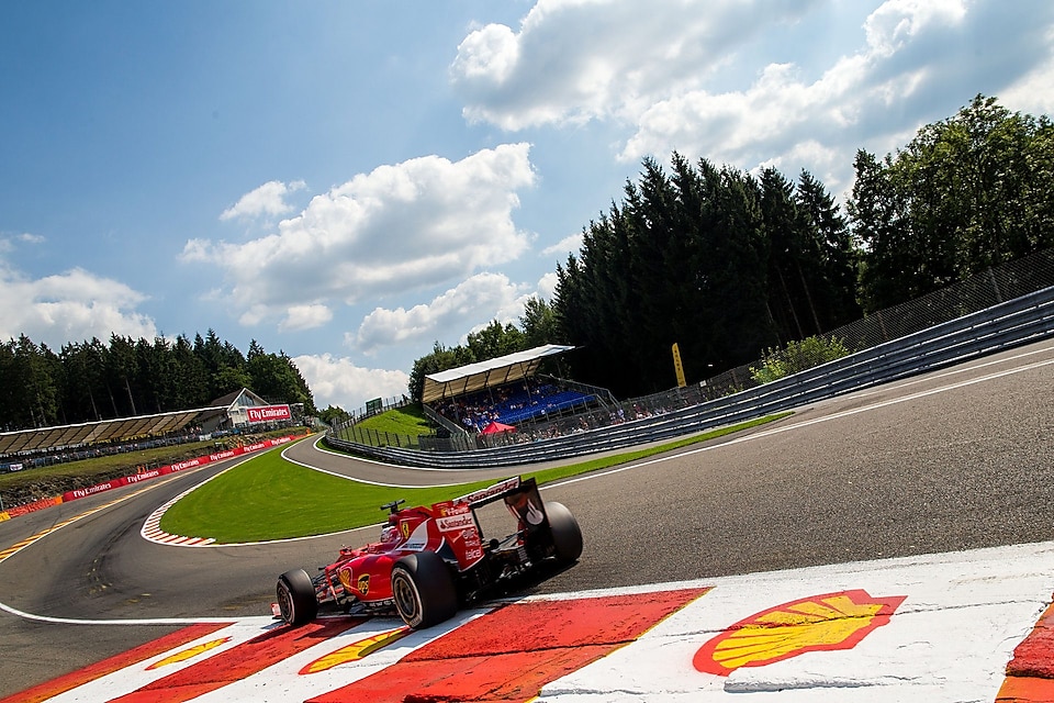 Sebastian Vettel van Duitsland rijdt met zijn Ferrari tijdens oefening voor de Formule 1 Grand Prix van België op het circuit van Spa-Francorchamps
