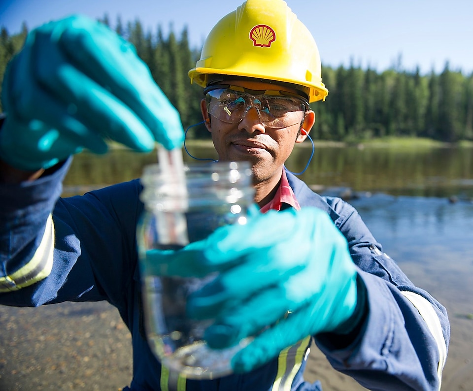 Environmental Coordinator van Shell test een watermonster