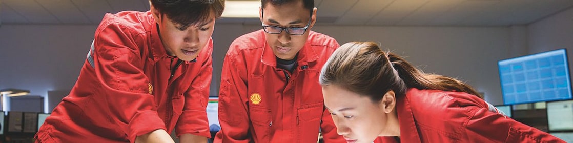 Trois collaborateurs examinant des plans