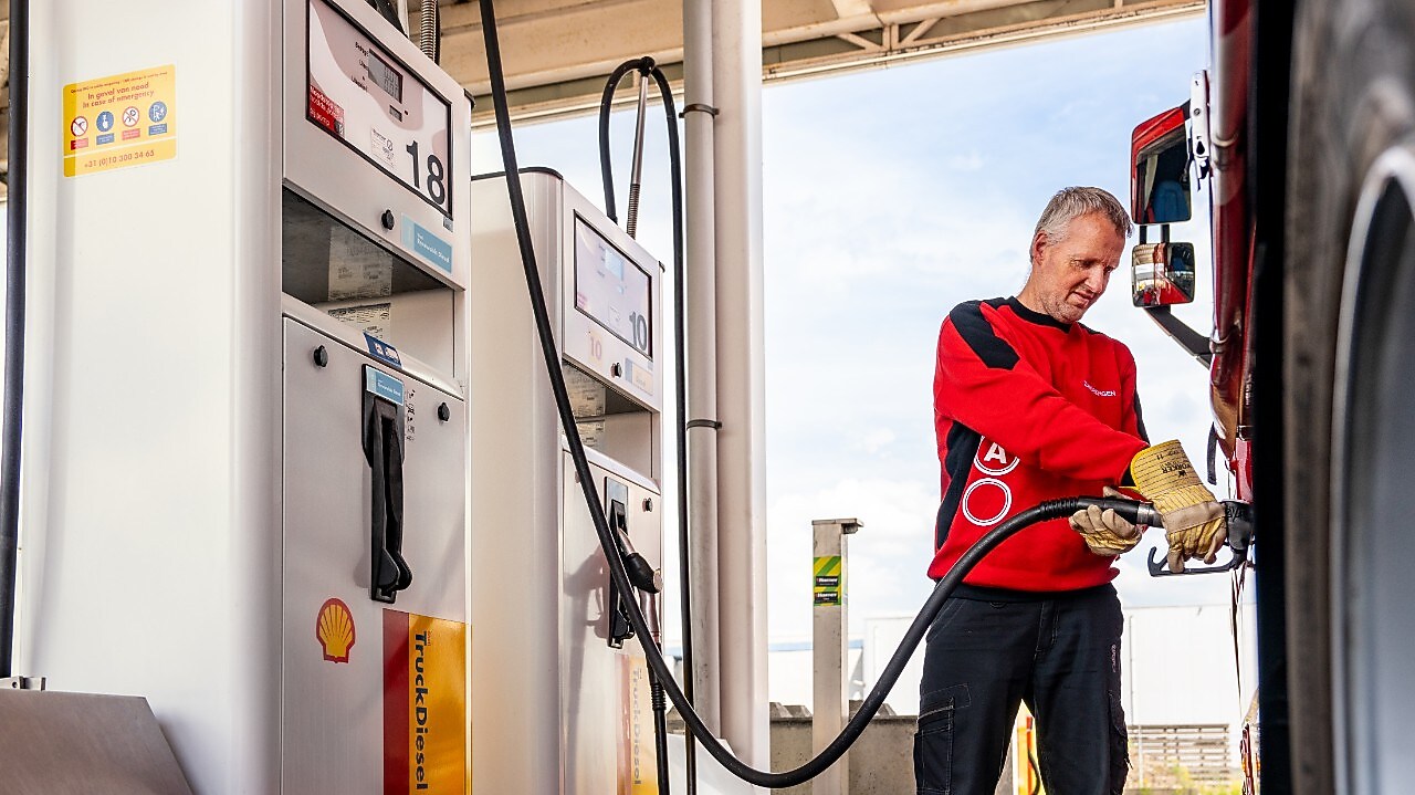Man doet pomp met truck diesel in zijn vrachtwagen