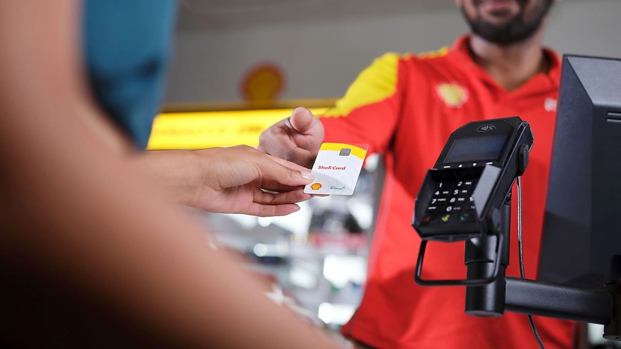 man inserting euroshell card into the card machine slot