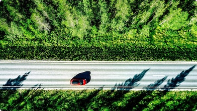 Véhicule sur une autoroute vu d’en haut