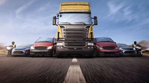 Voitures et camions en ligne sur la route