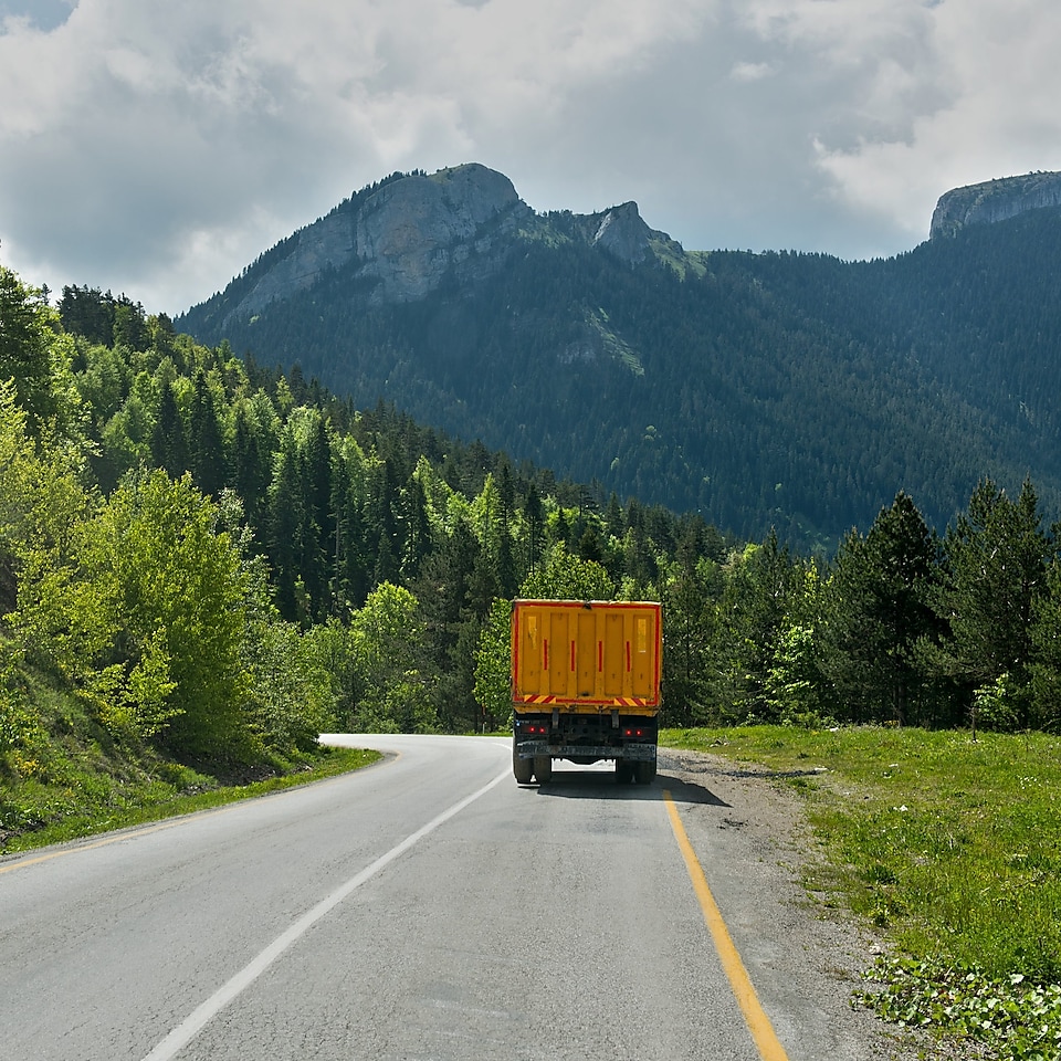 Camion circulant dans la montagne