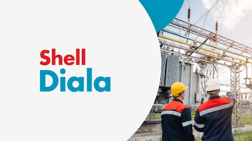 Deux travailleurs en équipement de sécurité inspectent des équipements électriques en extérieur. Les mots "Shell Diala" sont affichés à gauche sur un fond gris clair.