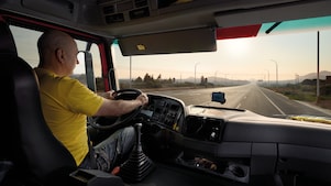 conducteur au volant de poids lourd sur route dégagée