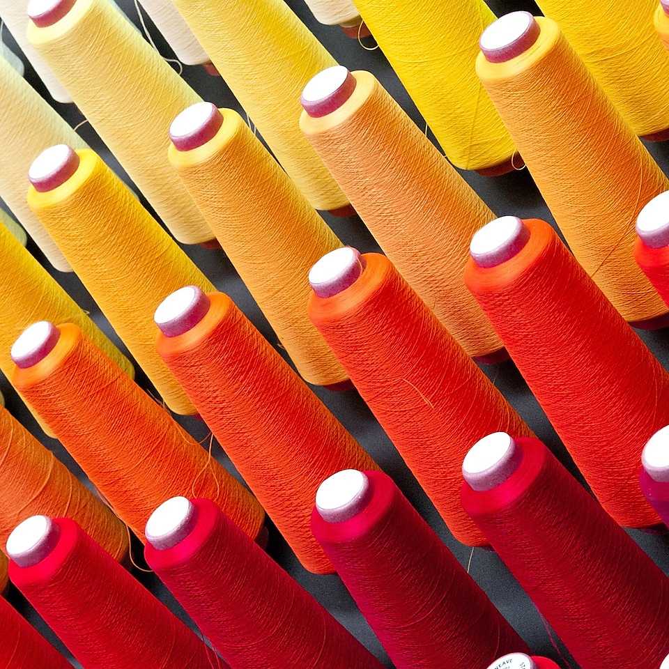 Bobines de fils de coton de plusieurs couleurs