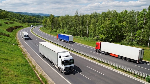 Camions sur l’autoroute