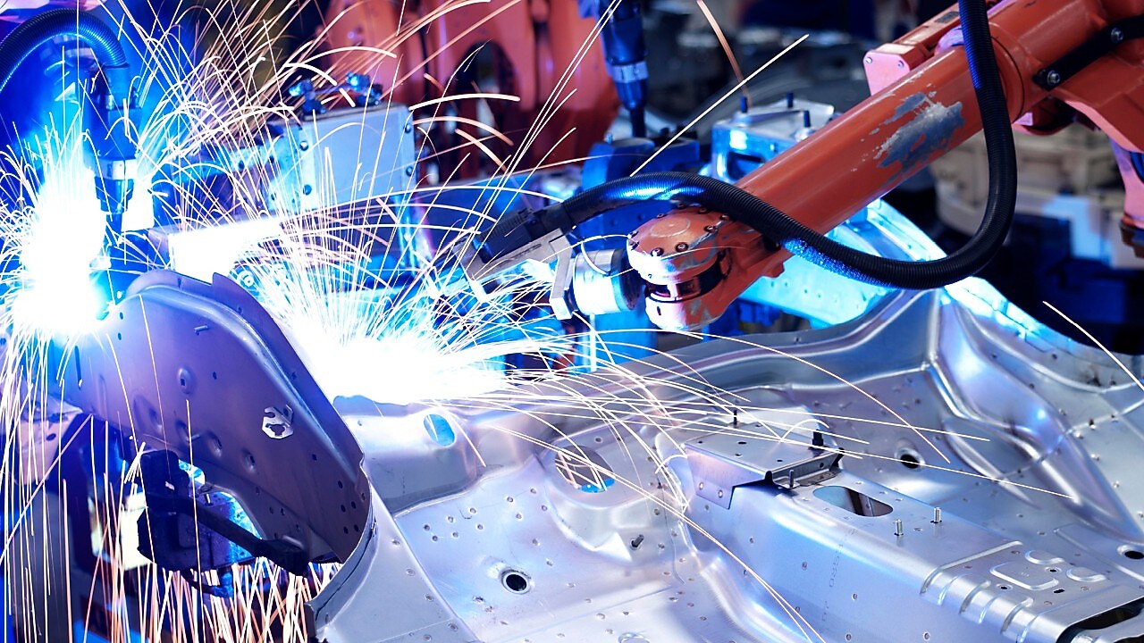 Industriële robots aan het werk in een fabriek