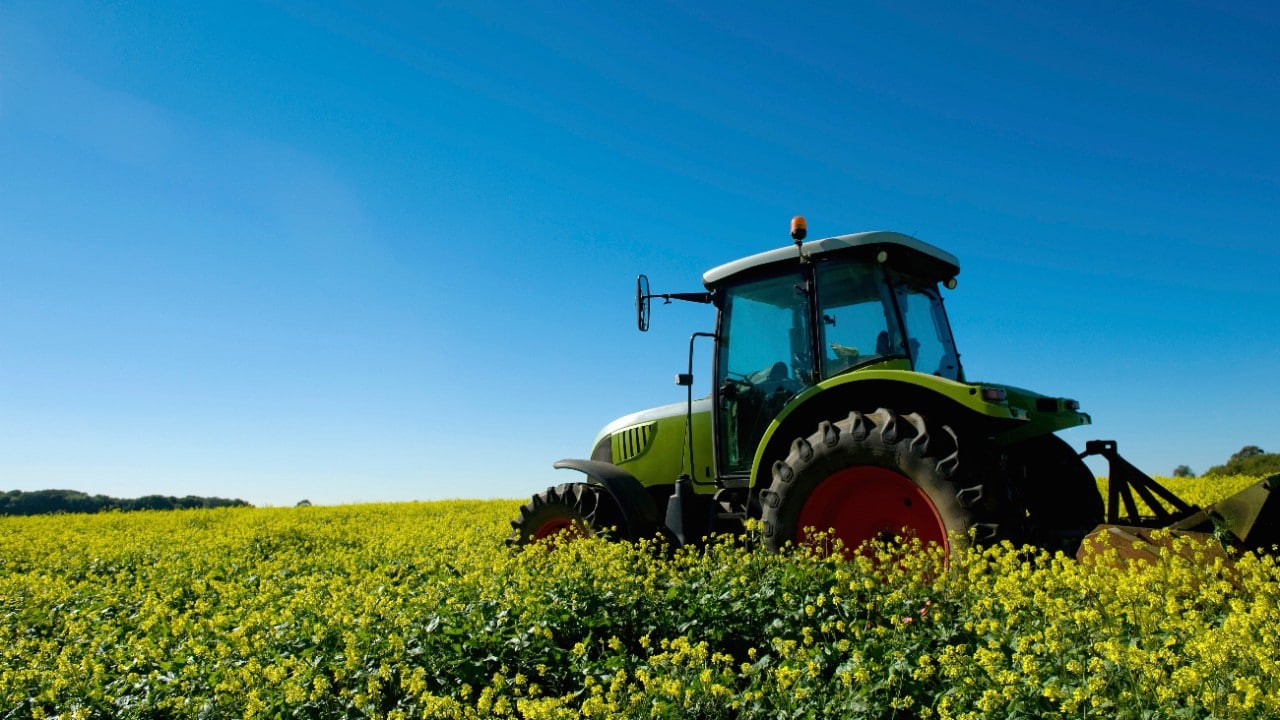 Een tractor op het land op een zonnige dag