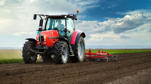Un tracteur en action dans les champs