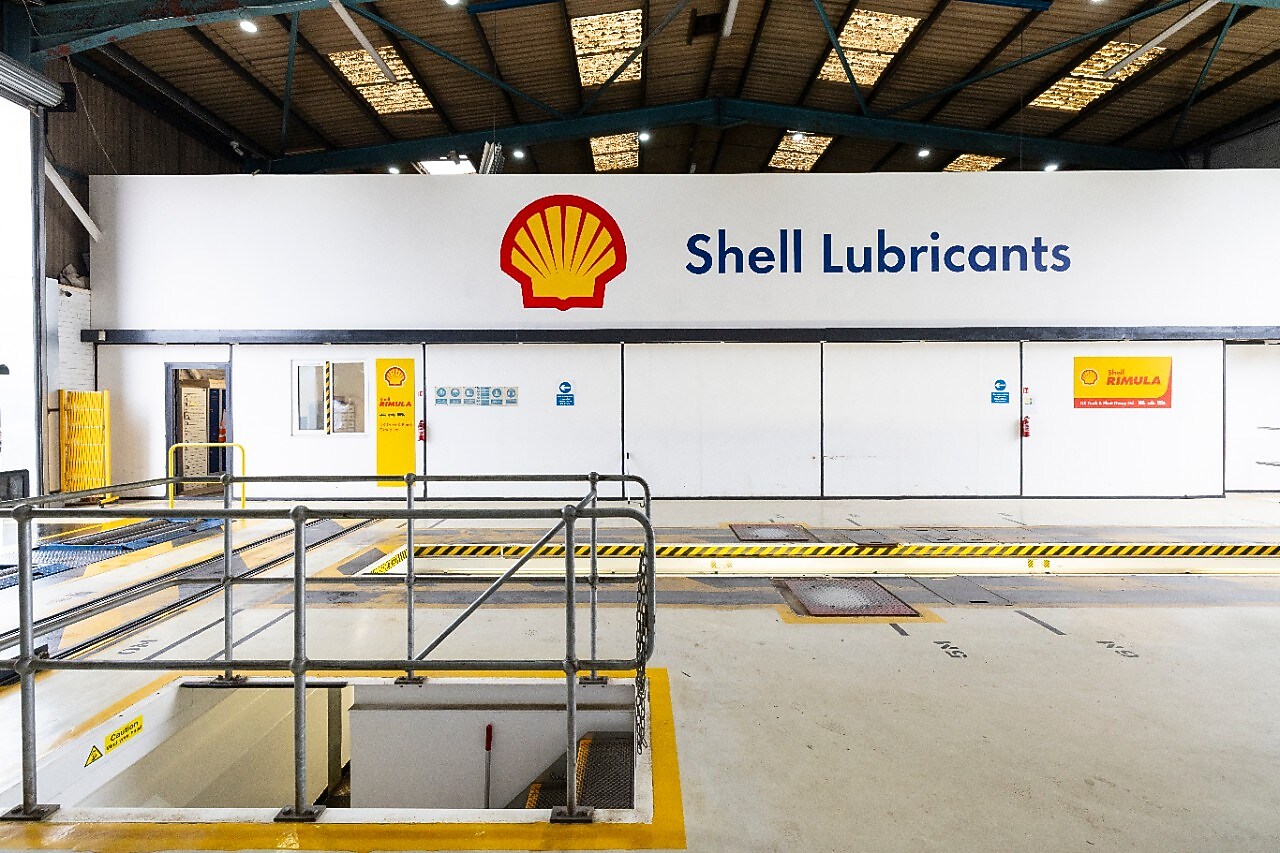 Shell-truckwerkplaats met Shell-merkpromotie (Beeld: Roger Harris)