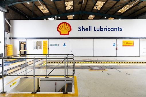 Shell-truckwerkplaats met Shell-merkpromotie (Beeld: Roger Harris)