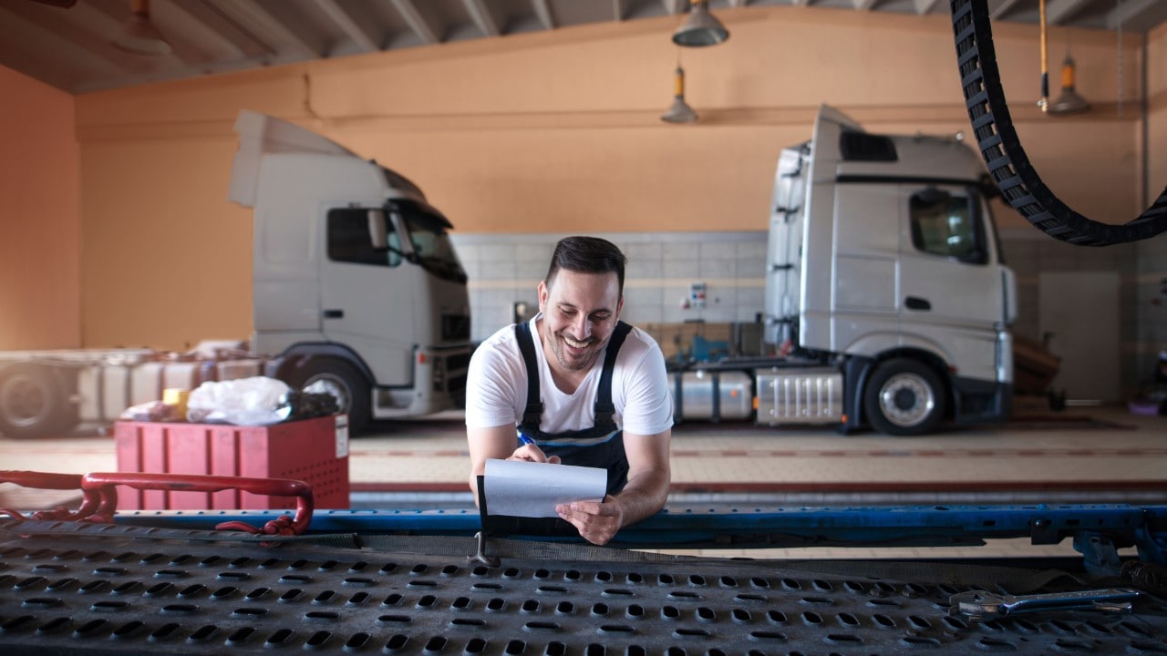 Een monteur in de vrachtwagenwerkplaats