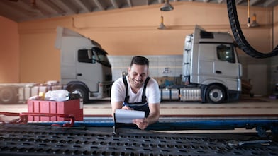 Een monteur in de vrachtwagenwerkplaats