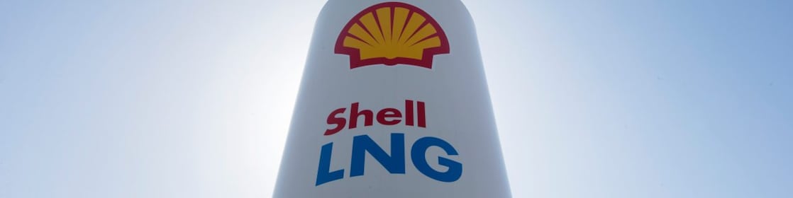 A large white tower with a Shell lng logo on the side,Shell Venster 2 2015-Cover LNG