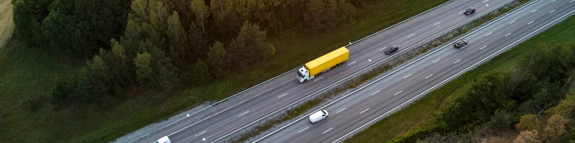 camion circulant sur autoroute