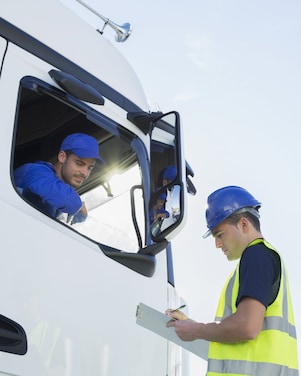Chauffeur camion dans la cabine du tracteur