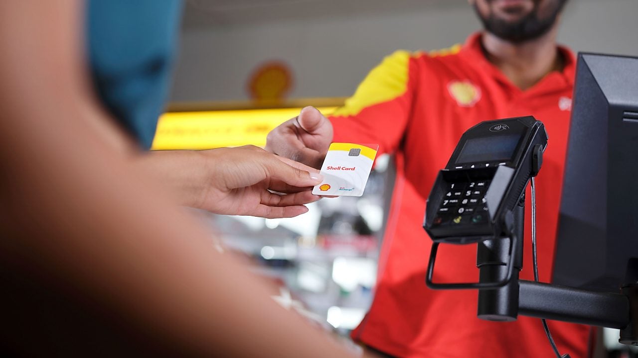 man inserting euroshell card into the card machine slot