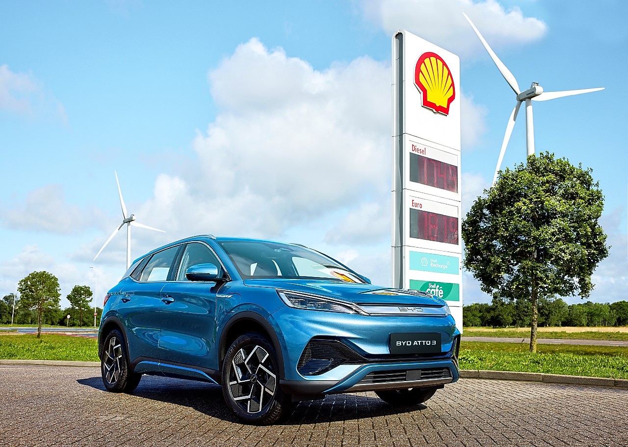 Een elektrische auto bij een Shell-station