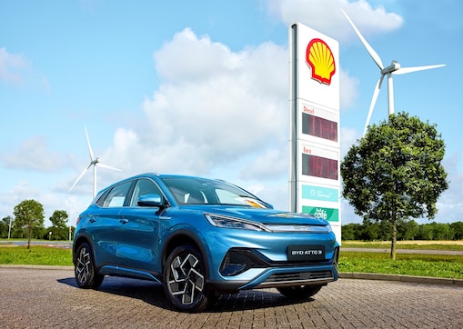 Een elektrische auto bij een Shell-station