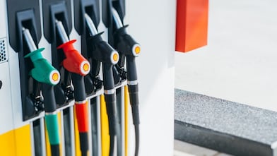 Shell pomp met slangen en nozzles