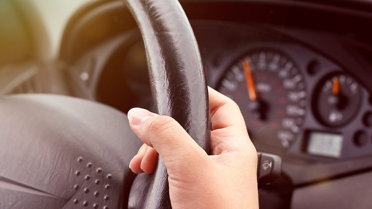 Une main sur un volant