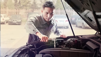 Un mécanicien répare une voiture