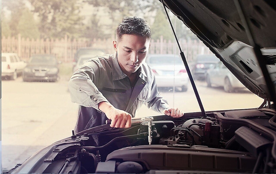 Un mécanicien répare une voiture