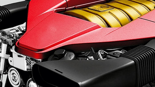 Le moteur d'une voiture, doré au centre, avec une bordure rouge