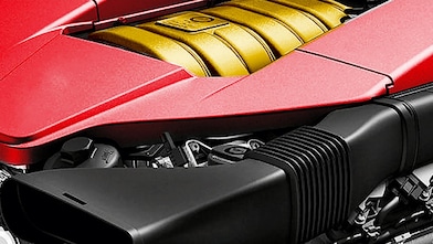 Le moteur d'une voiture, doré au centre, avec une bordure rouge