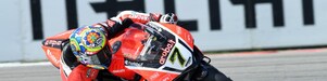 Un pilote sur sa moto Ducati pendant le championnat du monde de Superbike