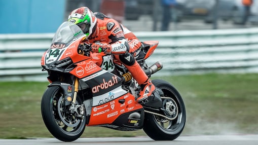 Un pilote Ducati dans une ligne droite sur un circuit du championnat du monde de Superbike