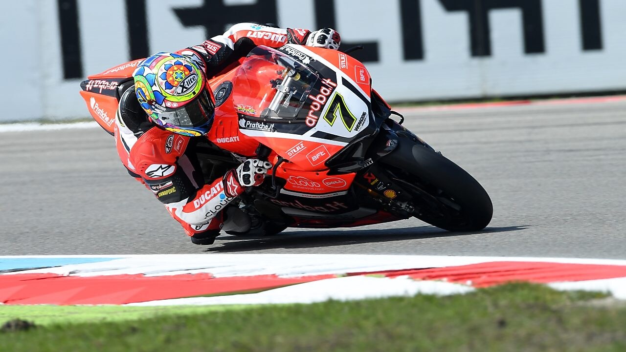 Un pilote sur sa moto Ducati pendant le championnat du monde de Superbike