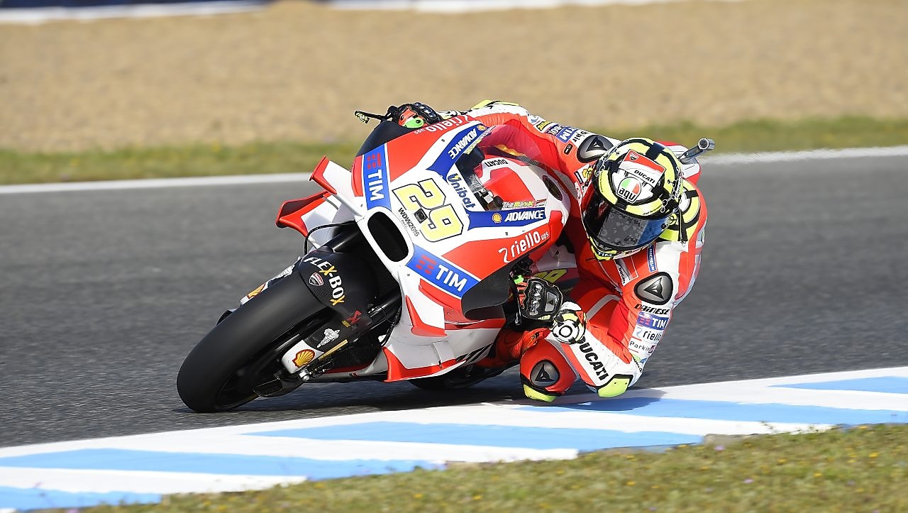 Un pilote sur une moto de course Ducati dans un virage en épingle