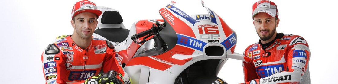 Deux pilotes Ducati 2016 assis à côté d'une moto Ducati