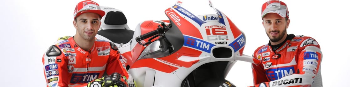 Deux pilotes Ducati 2016 assis à côté d'une moto Ducati