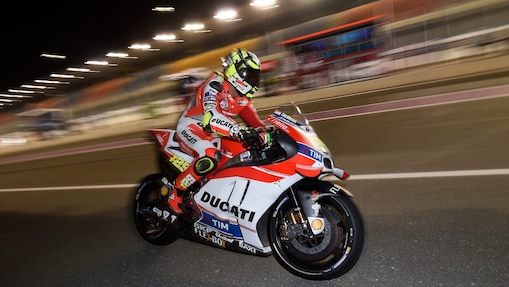 Un pilote Ducati à grande vitesse sur une piste de nuit