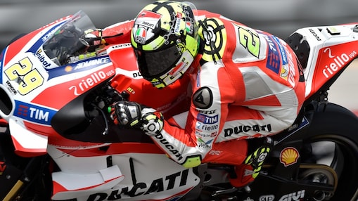 Un pilote sur sa superbike Ducati dans un virage en pleine course