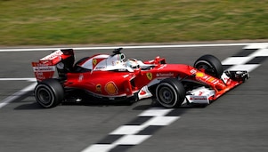 Une formule 1 Ferrari 2016 franchit la ligne d'arrivée