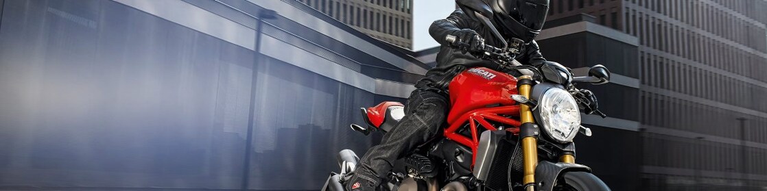 Motard premium conduisant une moto
