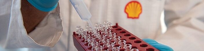 Scientifiques effectuant des tests dans le laboratoire de lubrifiants