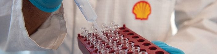 Scientifiques effectuant des tests dans le laboratoire de lubrifiants