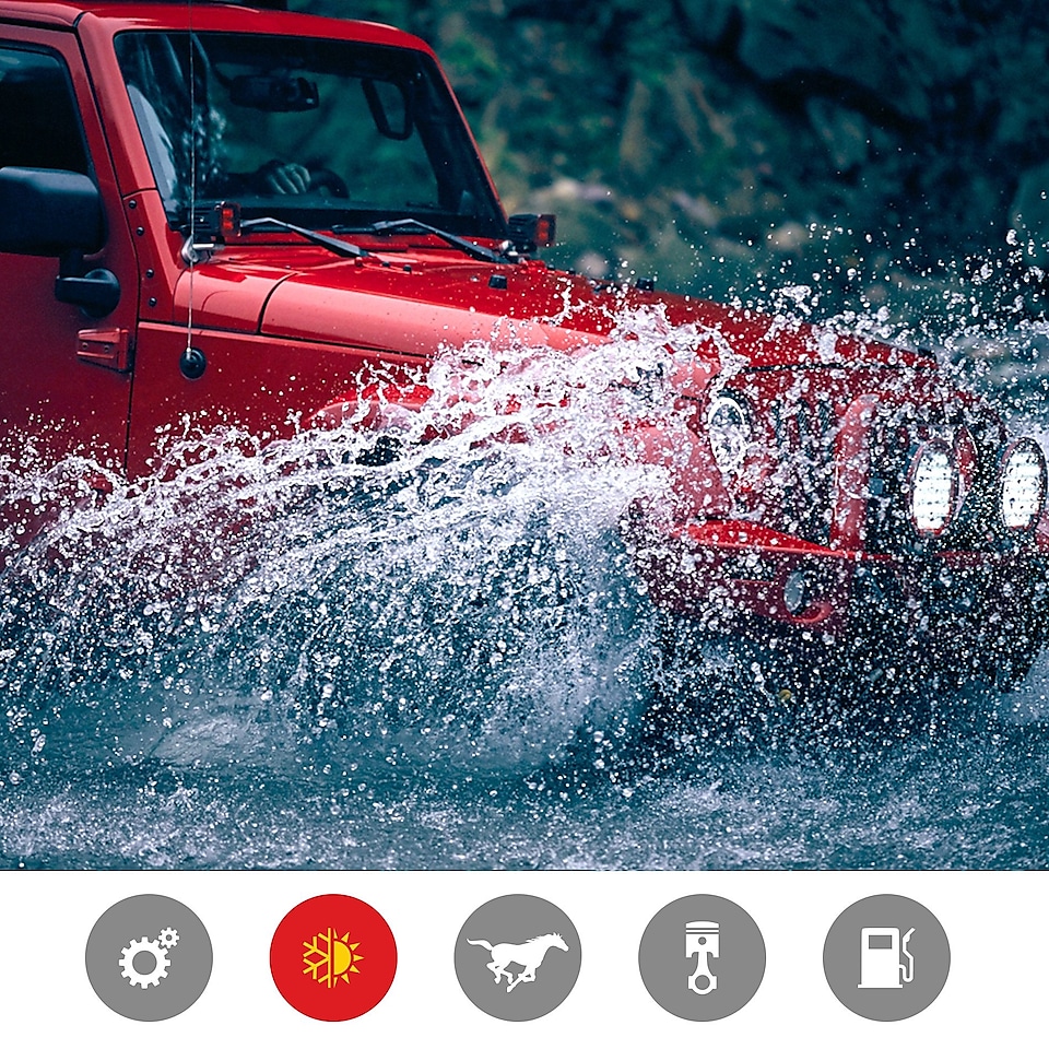 Une jeep rouge traverse une rivière à grande éclaboussure, indiquant l’avantage du produit en termes de performance à des températures extrêmes