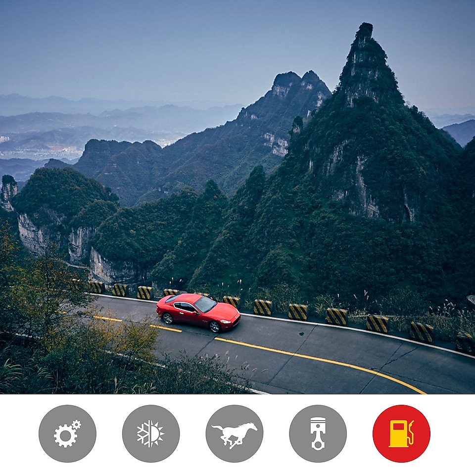 Une Maserati rouge se fait plaisir sur une route de montagne pour démontrer les bénéfices du produit Shell Helix Ultra en termes d’économie de carburant