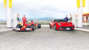 Sebastian Vettel et Kimi Raikkonen font le plein des voitures Ferrari dans une station Shell
