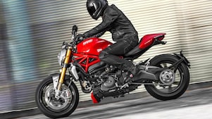 Un homme sur une moto utilisant l'huile moteur de qualité supérieure pour motos